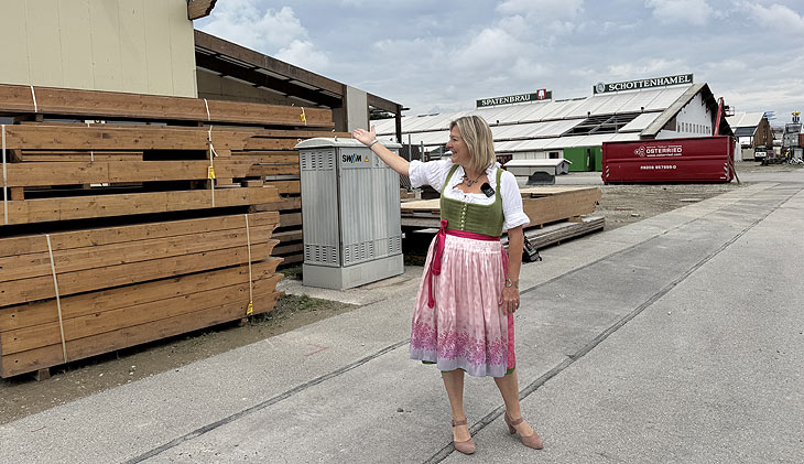 Wiesn Stadträtin Anja Berger schaute sich schon einmal die Baustelle an (©Foto: Martin Schmitz) 